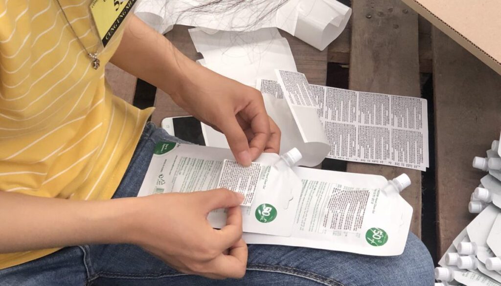 Dán tem đóng gói sản phẩm là một công việc nhẹ nhàng phù hợp với nhiều người