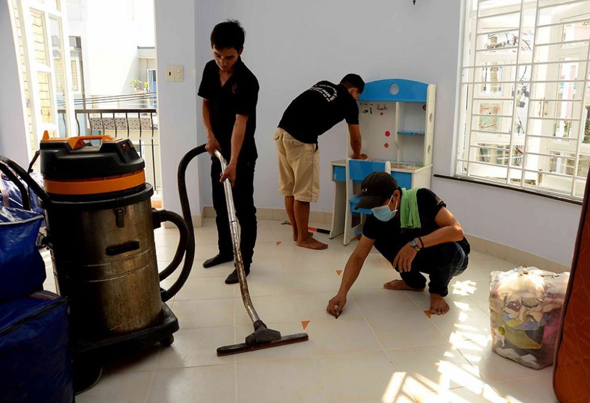 Nhân viên thu gom rác thải trước khi dọn dẹp chuyên sâu