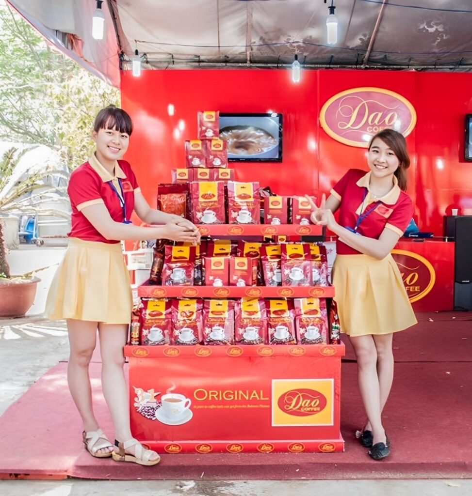 PG trực booth tư vấn vấn thử sản phẩm mới