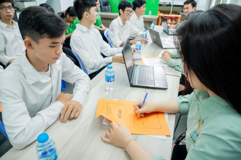 Nhân viên Topaz đang điền mẫu hợp đồng cung ứng lao động