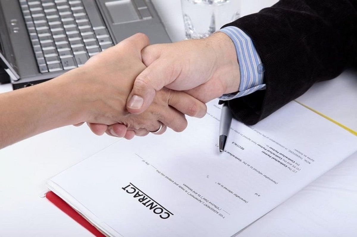 Hai bên tiến hành ký kết hợp đồng dịch vụ đóng gói hàng hóa TP.HCM