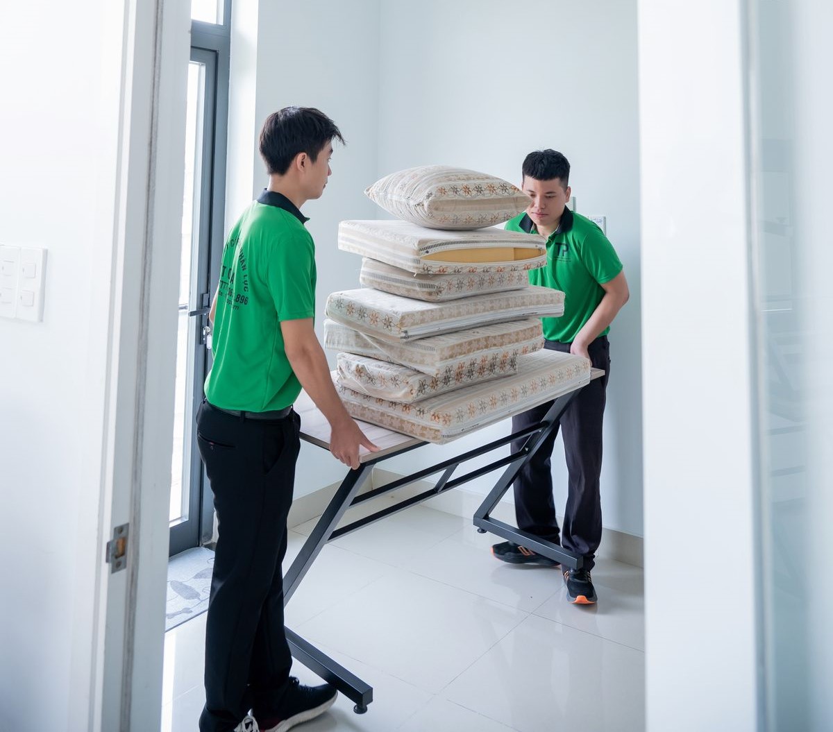 Nhân viên Topaz giúp bạn giải đáp thắc mắc bốc vác là gì trong quá trình bốc vác