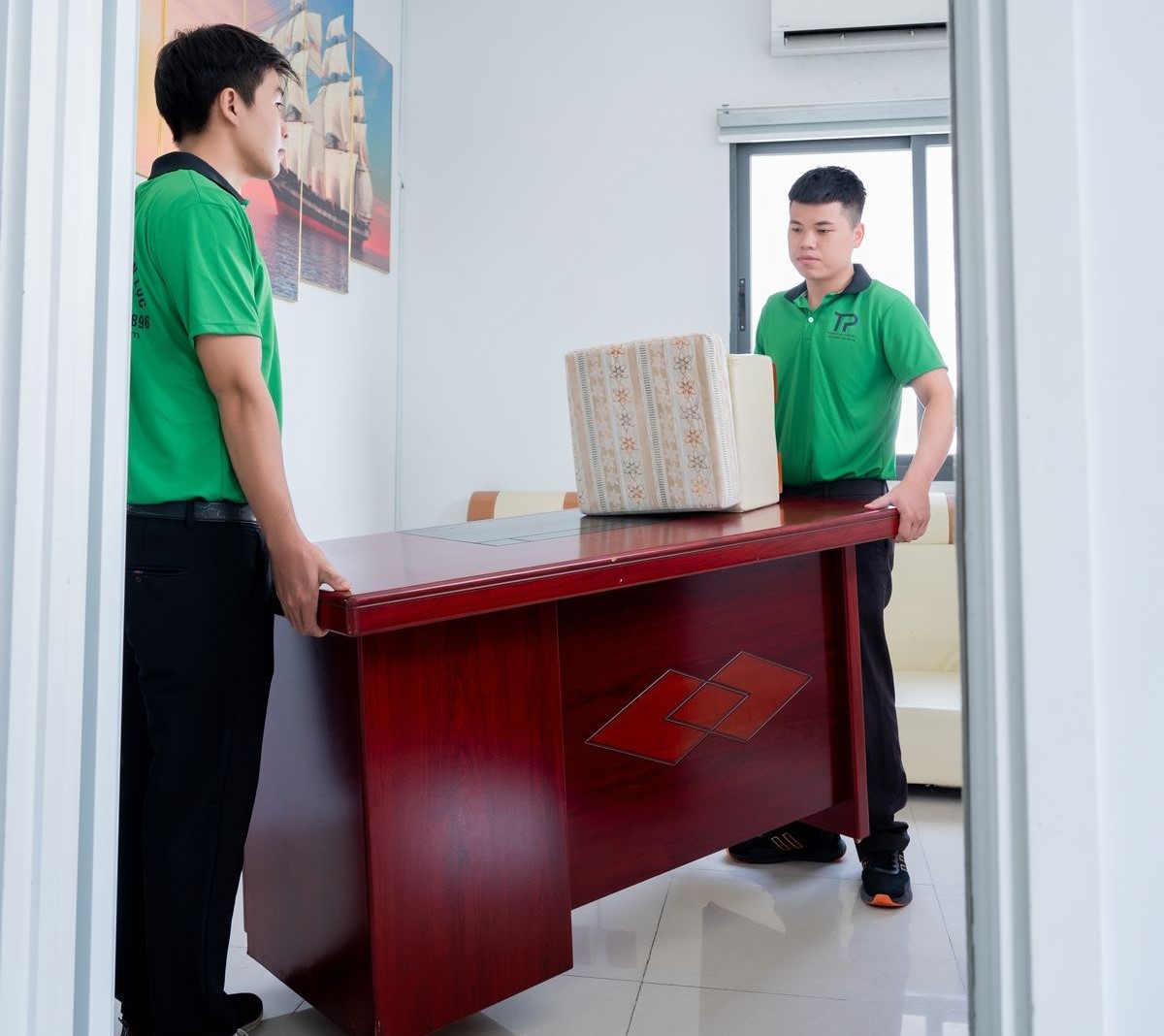 Hình ảnh thực tế giúp giải thích bốc vác là gì và lưu ý khi làm nghề bốc vác