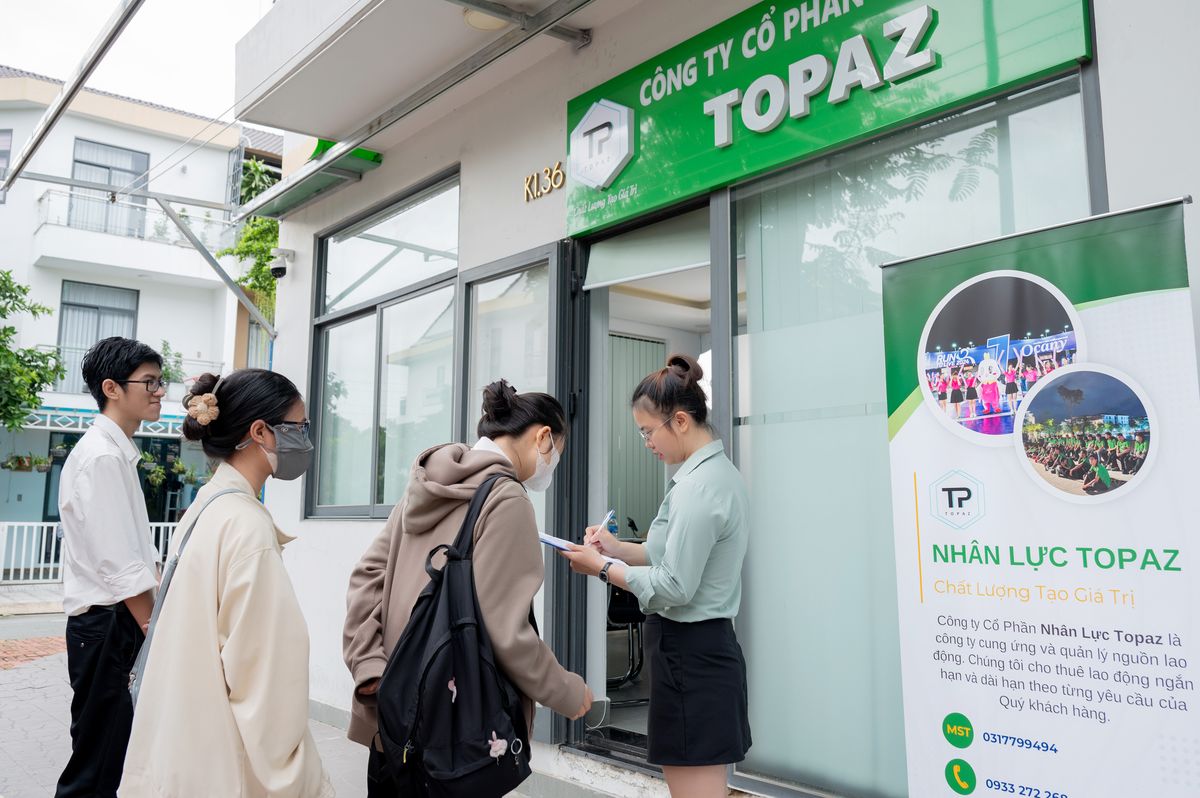 Nhân lực Topaz đều có thể đáp ứng mọi nhu cầu dịch vụ bốc xếp TPHCM
