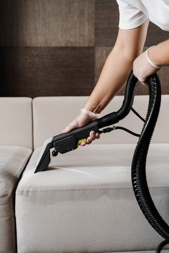 Dịch vụ giặt ghế sofa được vệ sinh kỹ lưỡng bằng quy trình tiêu chuẩn