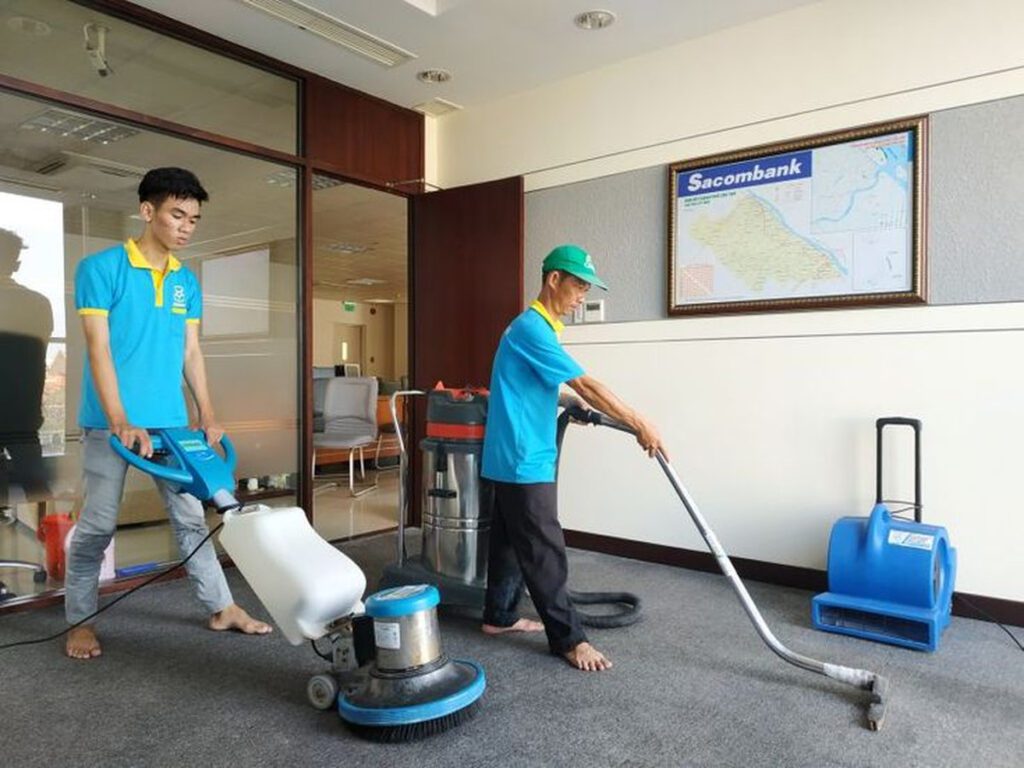 Khu vực trần nhà, nền nhà đều được tiến hành làm sạch