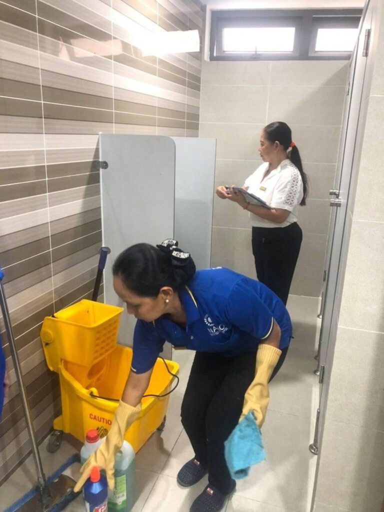 Nhân viên vệ sinh nhà cửa sẽ tiến hành lau dọn mọi ngóc ngách của nhà