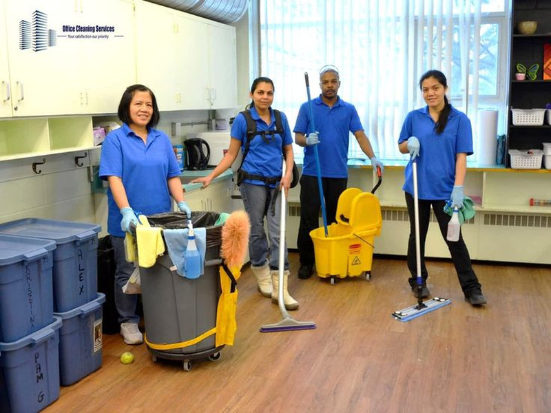 Tất cả nhân viên tập trung dọn dẹp tất cả không gian từ ngoài vào trong nhà