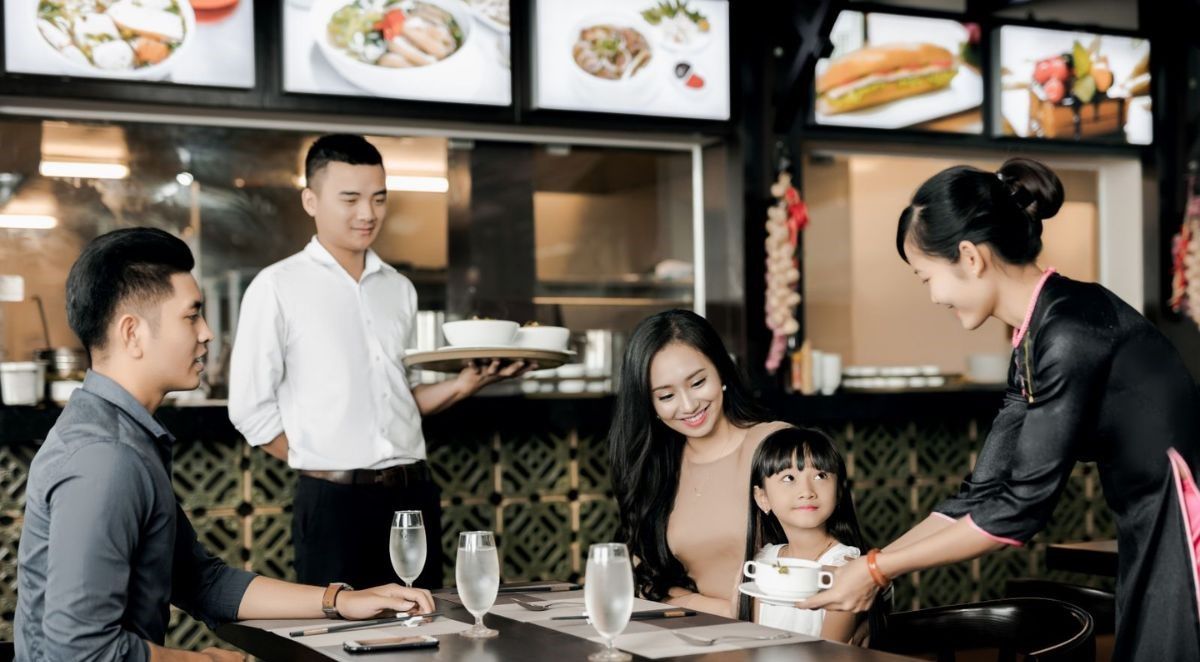 Nhân viên đang làm công việc của phục vụ nhà hàng