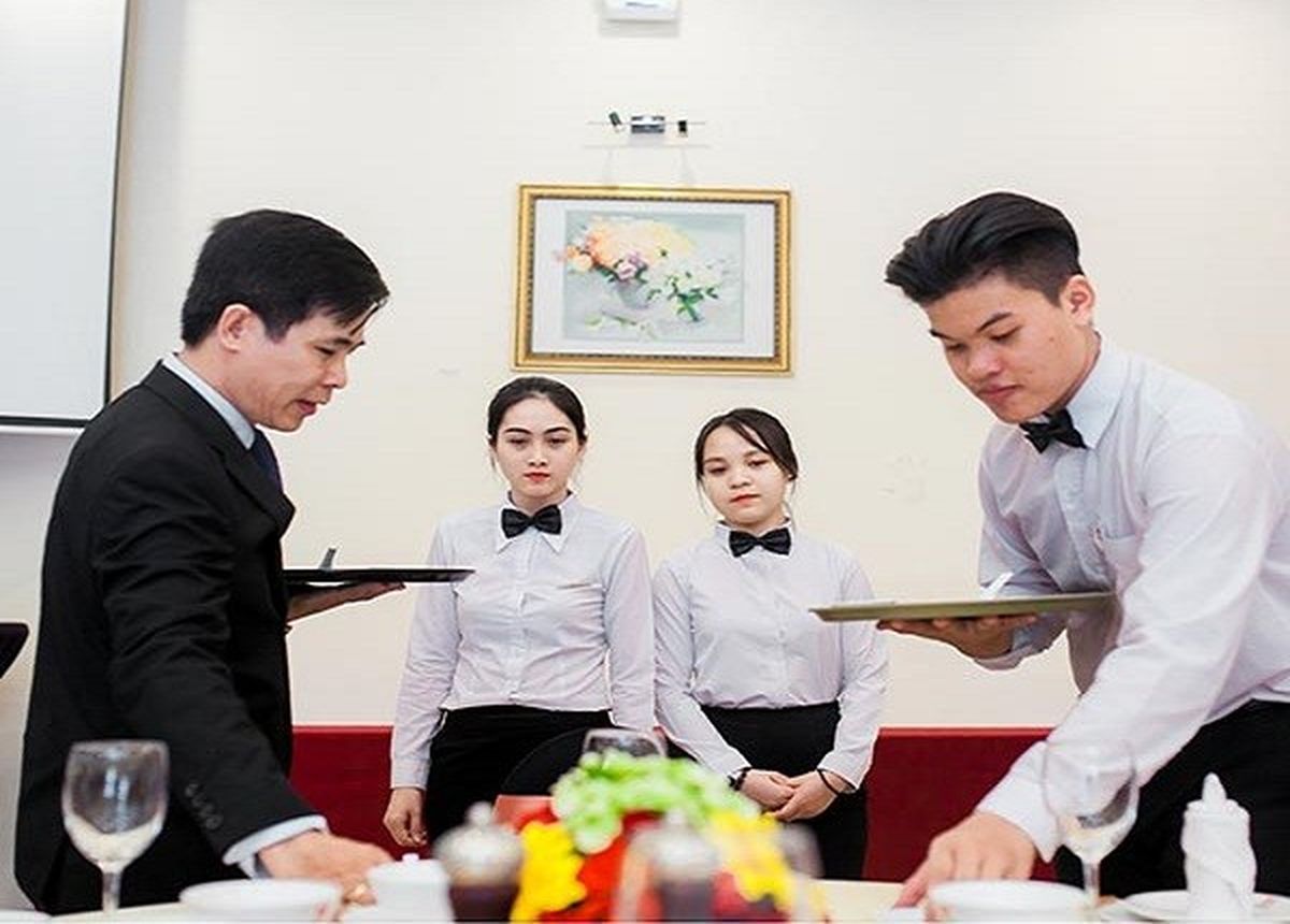 Luyện tập tình huống về công việc của phục vụ nhà hàng