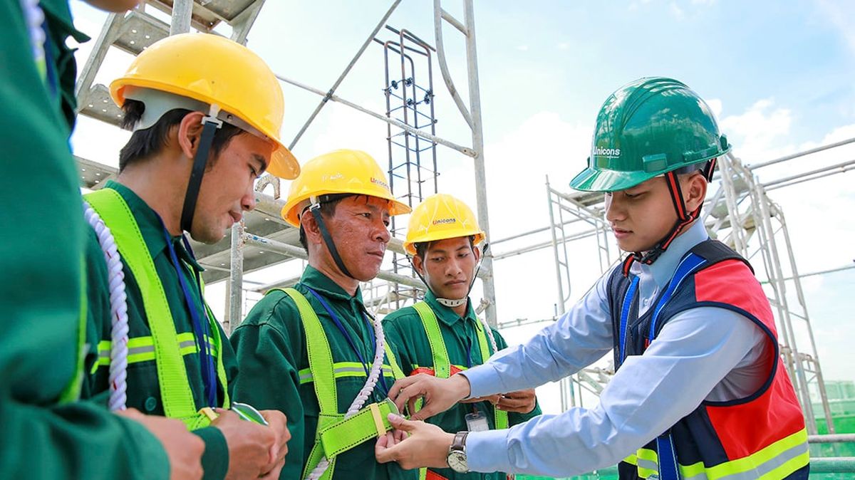 Công nhân trang bị bảo hộ đầy đủ theo luật số 84/2015/QH13