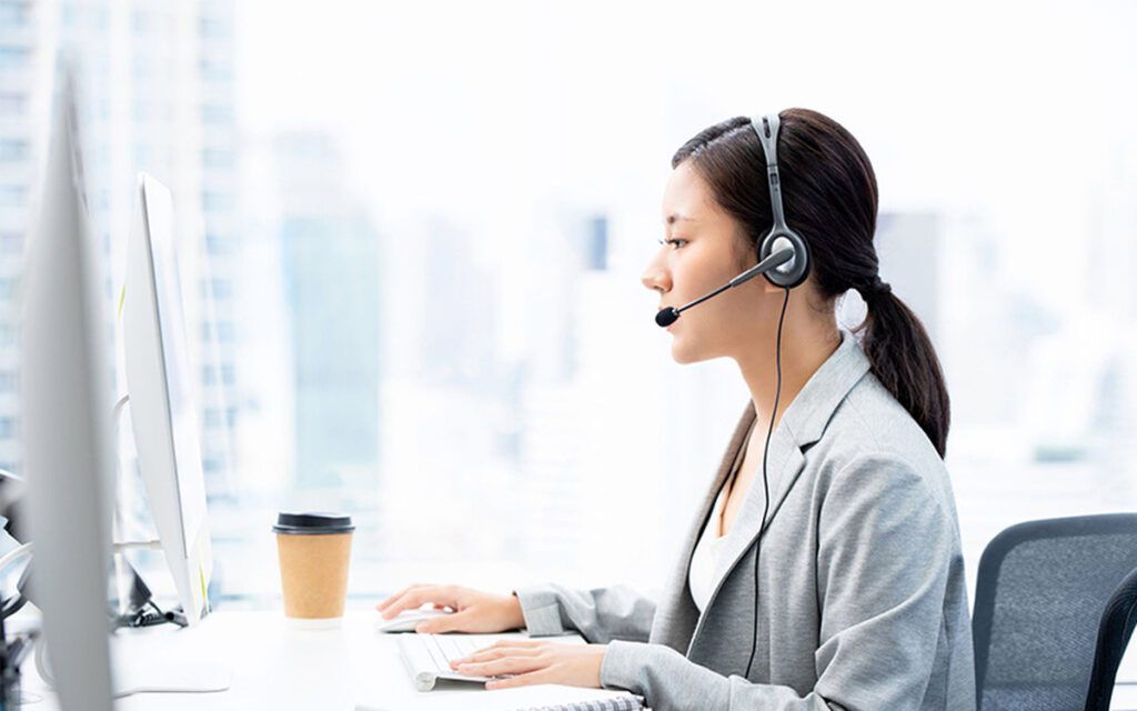 Nhân viên luôn sẵn sàng để hỗ trợ khách hàng liên hệ qua hotline