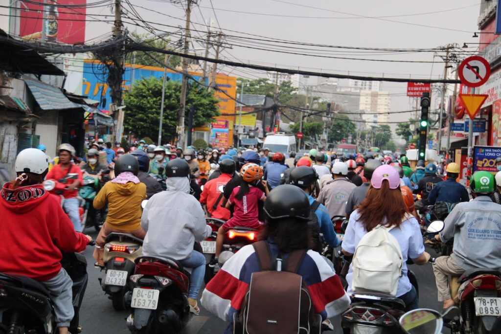 Nhiều cung đường quận Bình Tân hẹp và ún tắt gây khó khăn trong vận chuyển