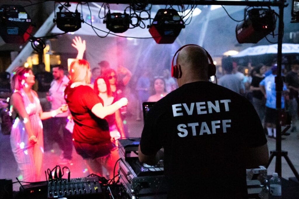 Staff event tại một sự kiện âm nhạc