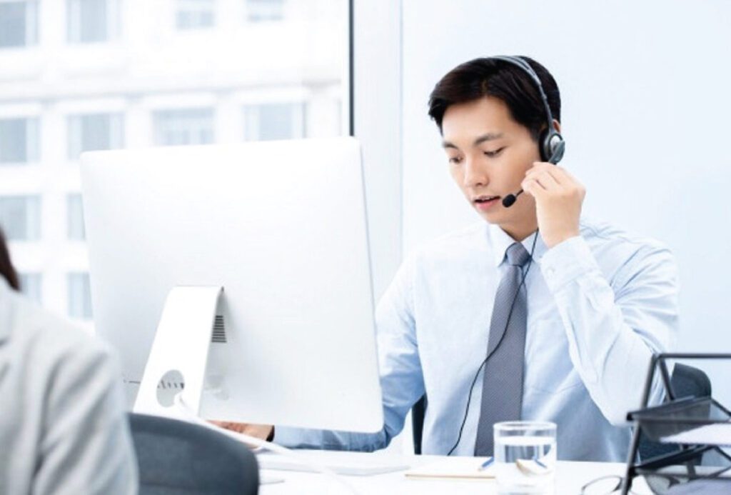 Nhân viên tiếp nhận thông tin từ khách hàng