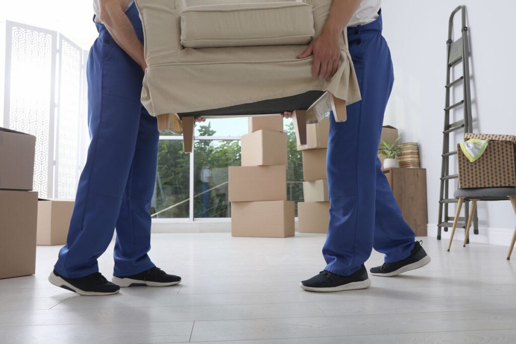 Nhân viên vận chuyển và lắp đặt đồ đạc trở lại