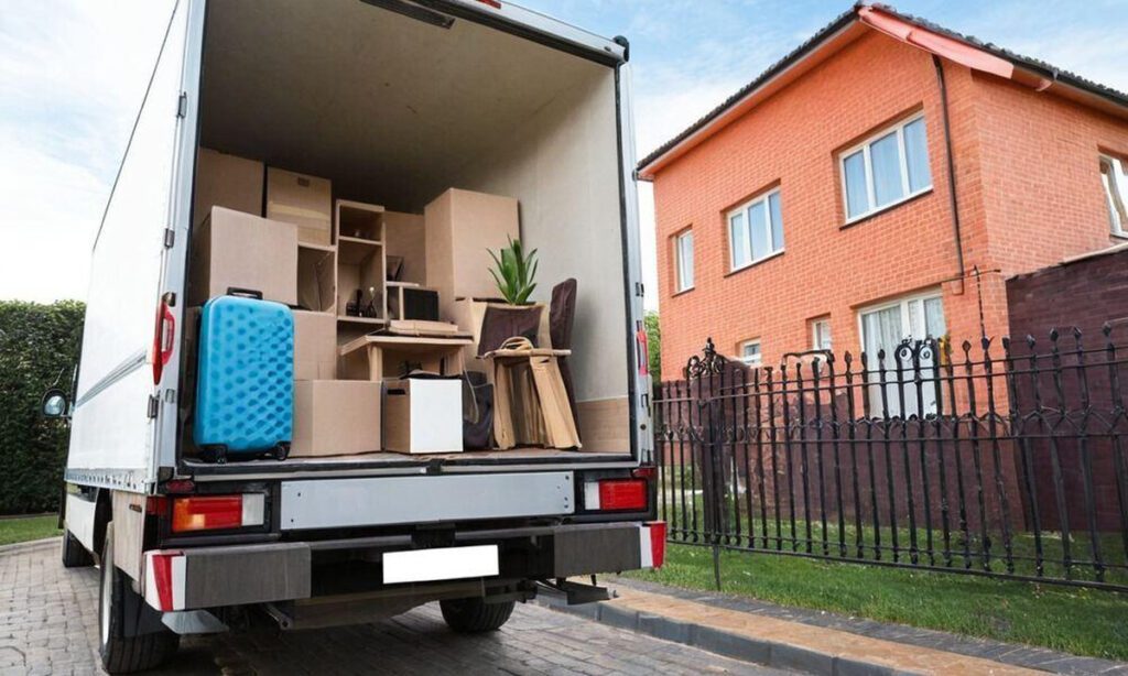 Đồ đạc được đóng gói và xếp lên xe vận chuyển