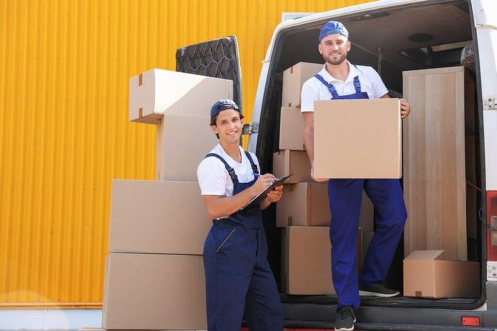 Nhân viên sẽ sử dụng vật dụng chuyên dụng (thùng carton, màng PE, giấy bọt khí...) để đóng gói toàn bộ đồ đạc