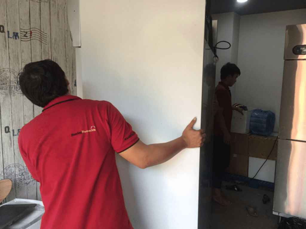 nhân viên vận chuyển đồ đạc chuyên nghiệp