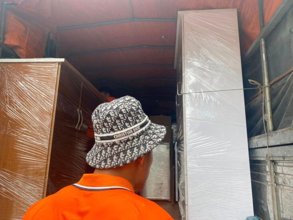 Đội ngũ nhân viên sẽ đến địa điểm đúng giờ và nhanh chóng hoàn thành công việc