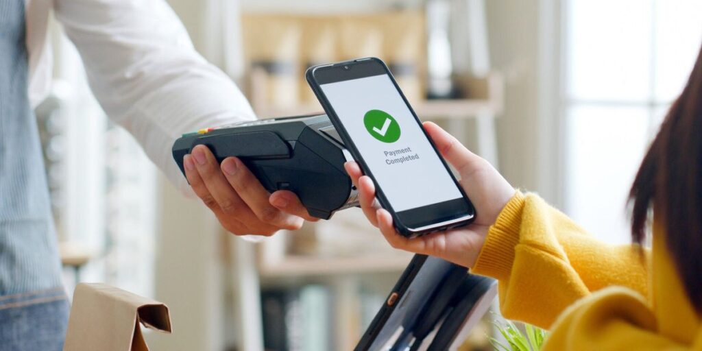 Sau khi ký biên bản nghiệm thu, khách hàng sẽ thanh toán gói dịch vụ
