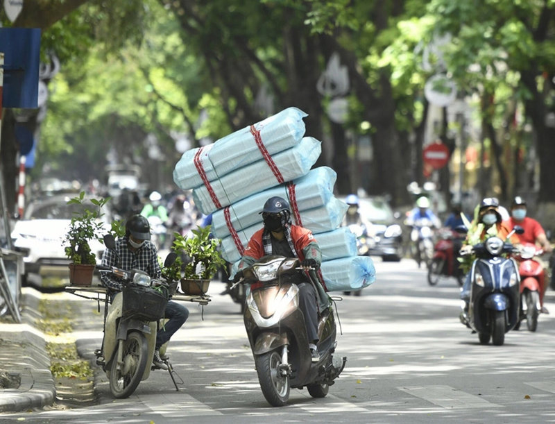 Chở đồ cồng kềnh gây nguy hiểm cho không chỉ bạn mà còn người xung quanh