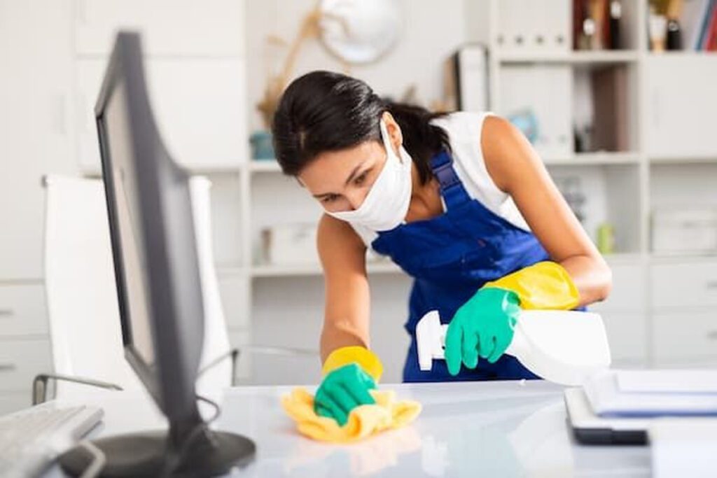 Đội ngũ nhân viên dọn dẹp được đào tạo kỹ lưỡng, làm việc cẩn thận, lịch sự.