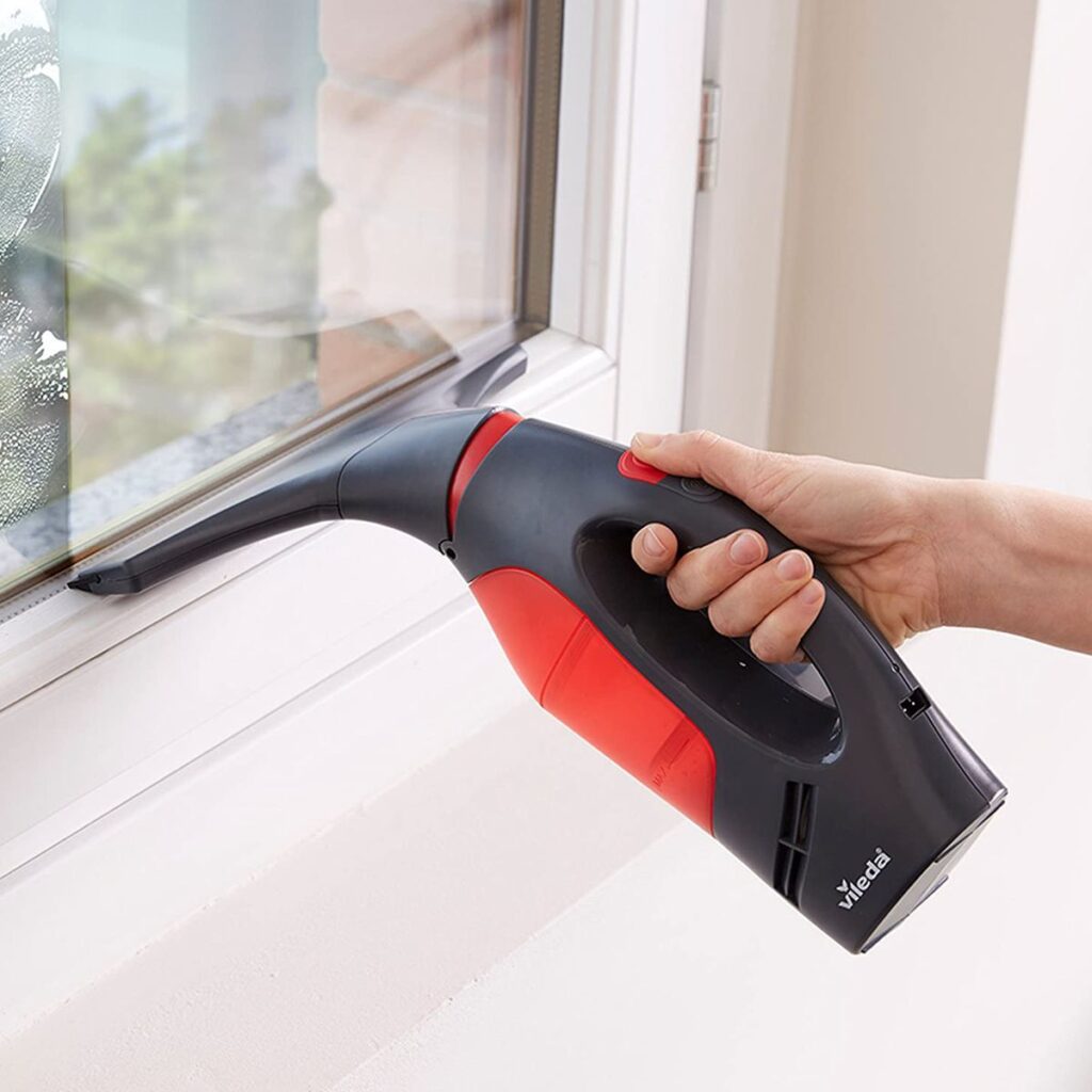 Máy lau kính giúp làm sạch bề mặt kính nhanh, không để lại vệt nước phù hợp cho cửa kính, vách kính cao tầng