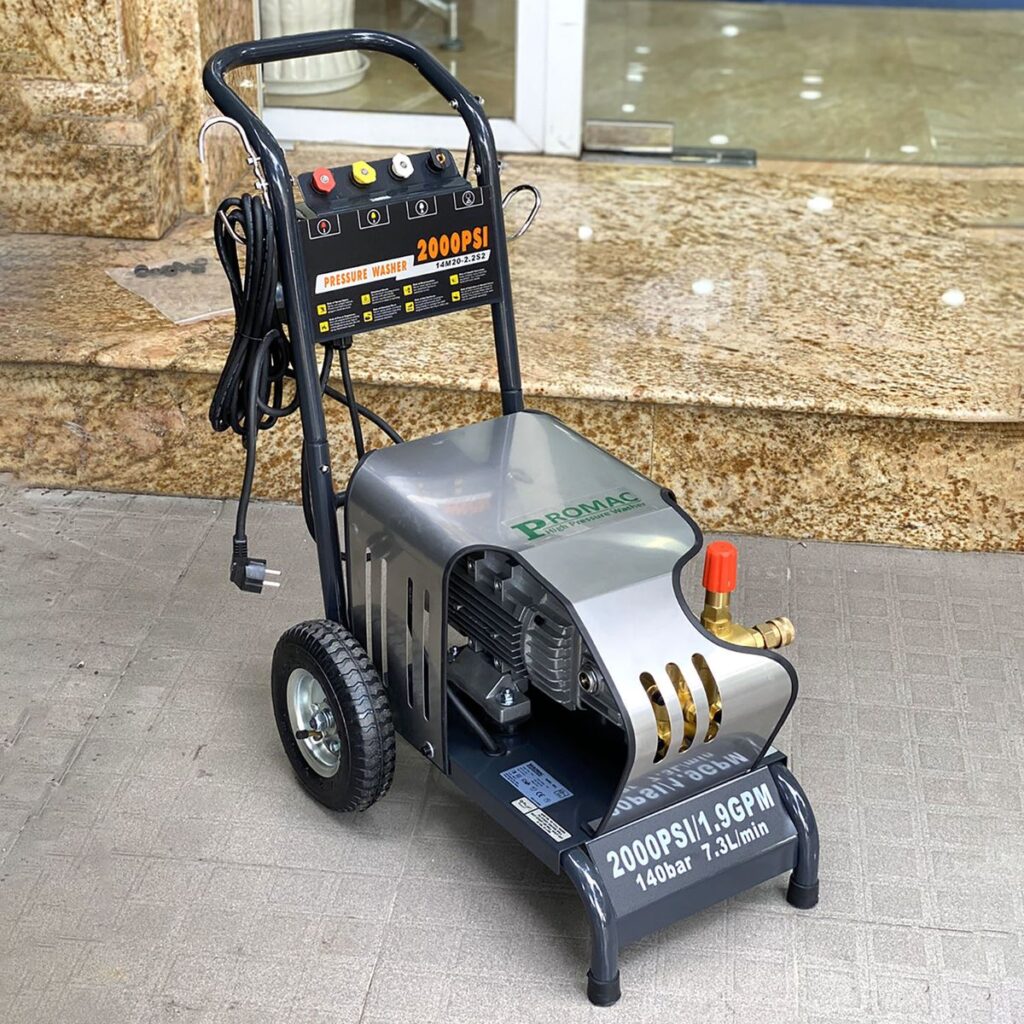 Máy xịt rửa áp lực cao giúp làm sạch nhanh chóng các bề mặt bám bẩn nặng bằng tia nước mạnh