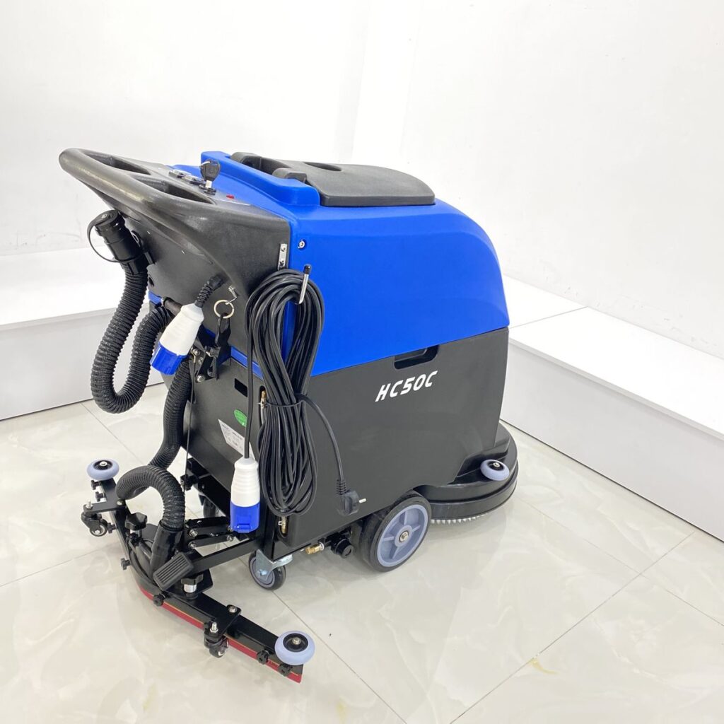 Thiết bị vệ sinh công nghiệp này có cơ chế quay của bàn chải, phù hợp với các bề mặt sàn và gạch đá phẳng