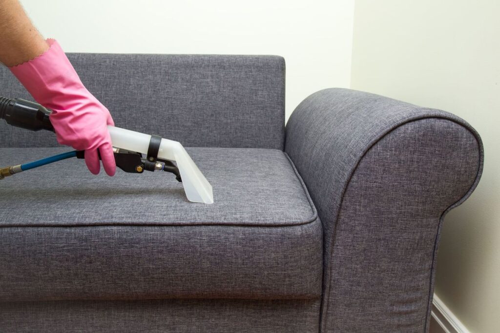 Các bề mặt vải của thảm, ghế sofa thường rất khó làm sạch sâu, cần có máy làm sạch chuyên dụng