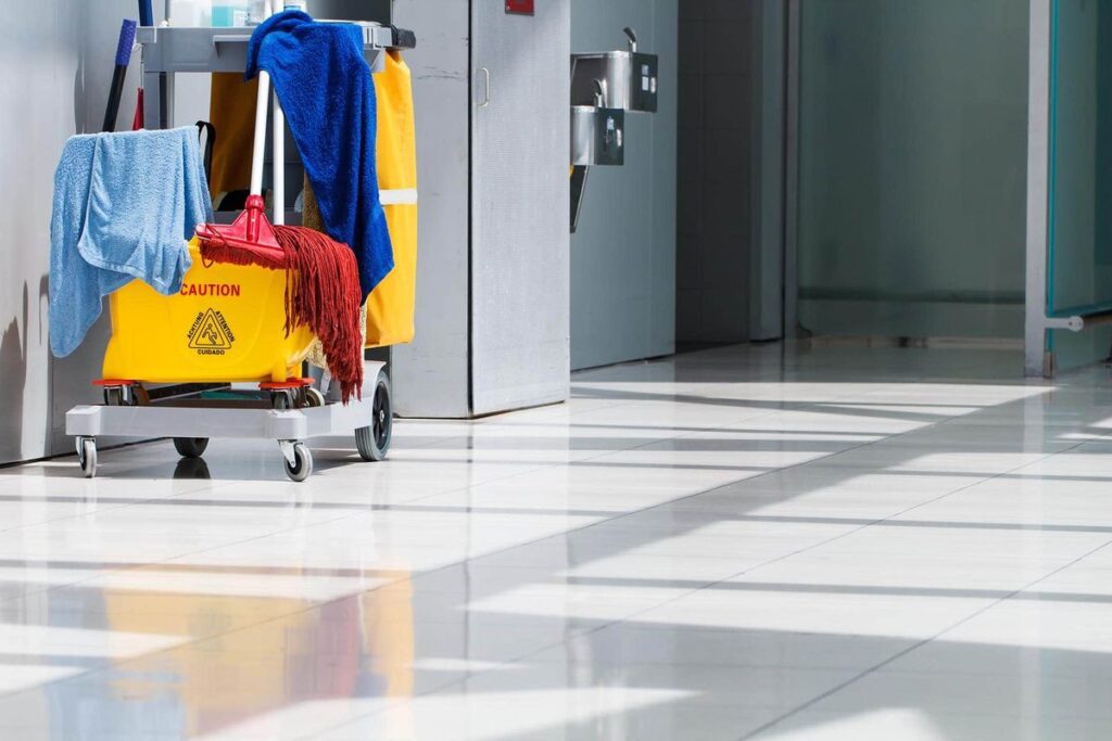 Các thiết bị vệ sinh giúp làm sạch các vết bẩn cứng đầu trên sàn hay tường
