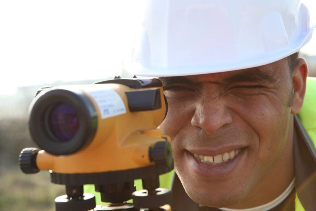 Nhân viên thực hiện khảo sát khu vực của khách hàng