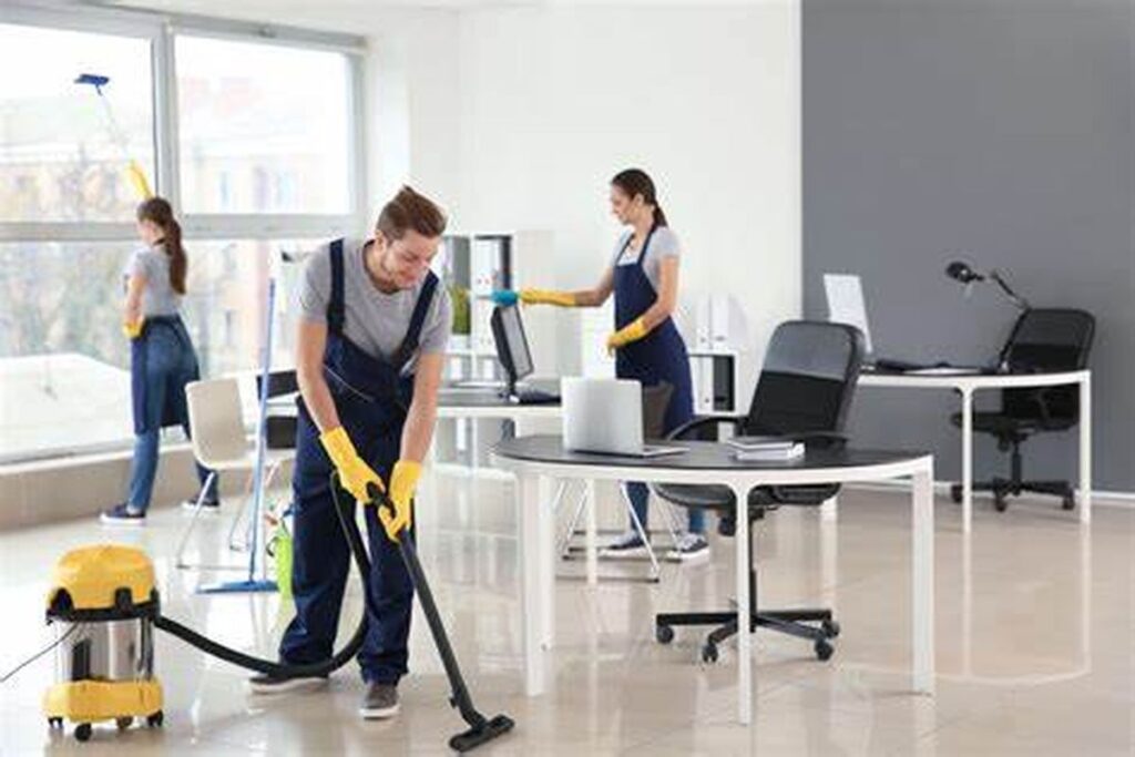 Nhân viên tiến hành dọn dẹp một cách nhanh chóng