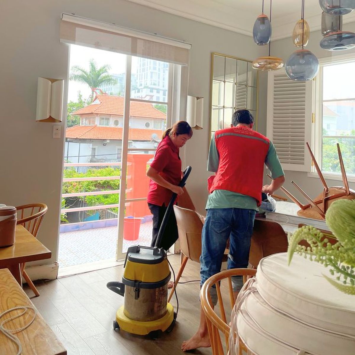Sau khi hoàn tất, đội ngũ tiến hành rà soát lại toàn bộ không gian đã vệ sinh
