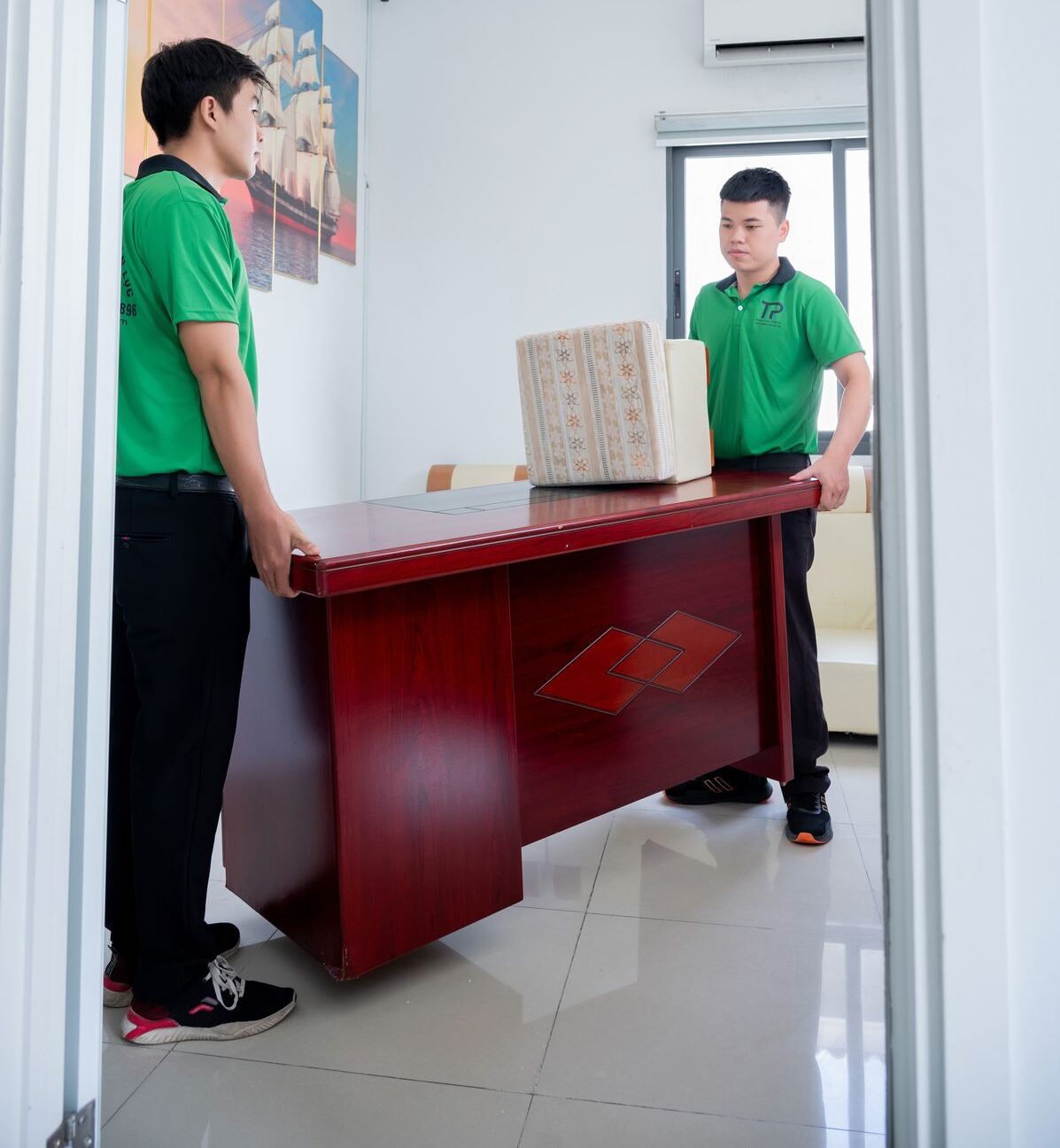 Đội ngũ nhân viên tiến hành dịch vụ chuyển nhà Đồng Nai