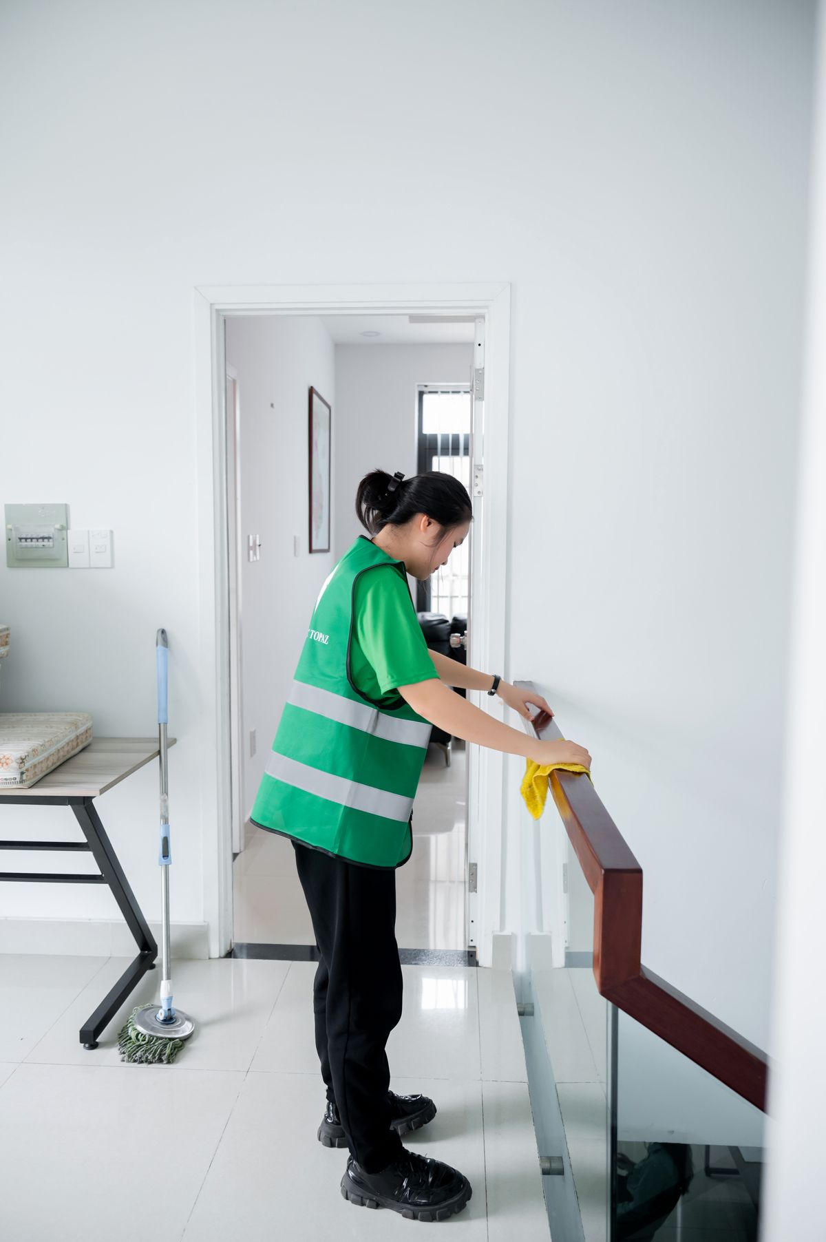 Nhân viên triển khai công việc theo quy trình tiêu chuẩn