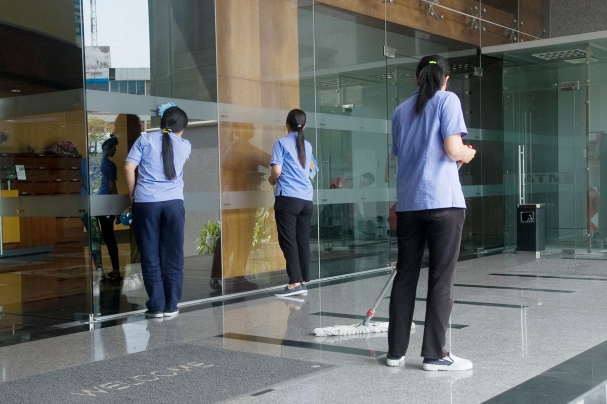 Đội ngũ vệ sinh công nghiệp Hà Nội chuyên nghiệp và tận tâm