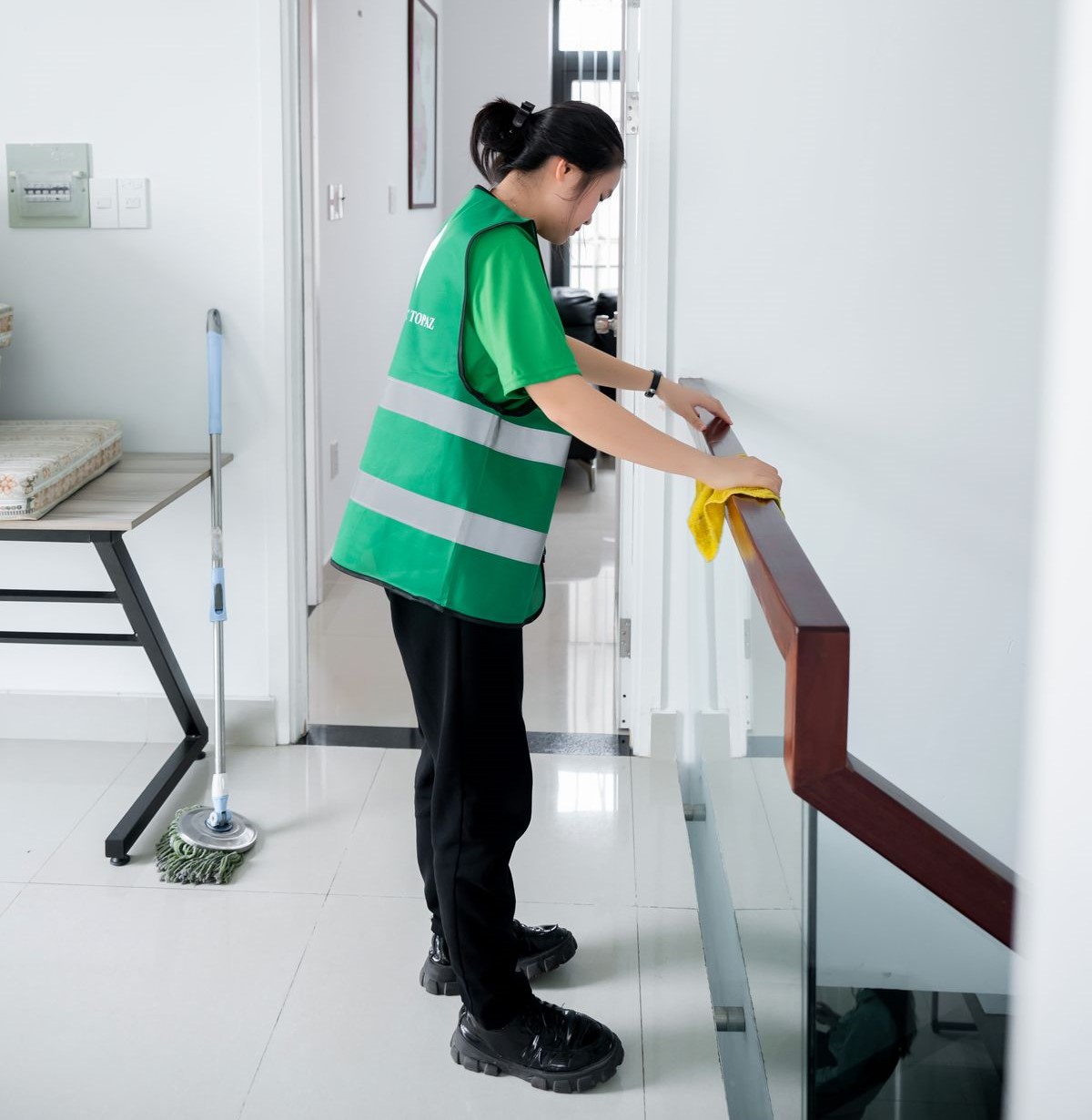 Nhân viên tiến hành làm sạch tay vịn cầu thang trong gói dịch vụ vệ sinh công nghiệp Đồng Tháp