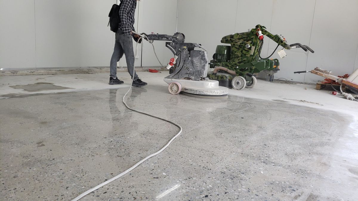 Nhân viên Topaz sử dụng máy móc hiện đại cho quá trình vệ sinh tại Bình Tân