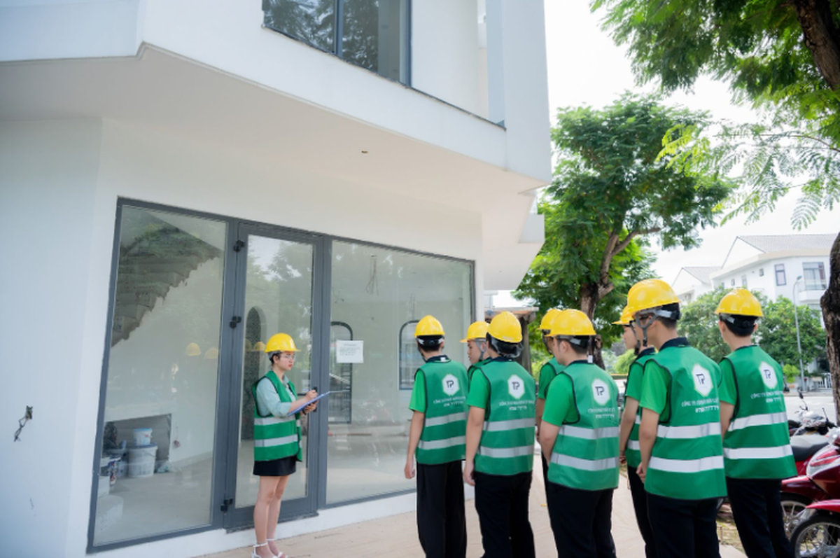 Lao động phổ thông làm việc tại nhà máy ở Củ Chi do Topaz cung ứng