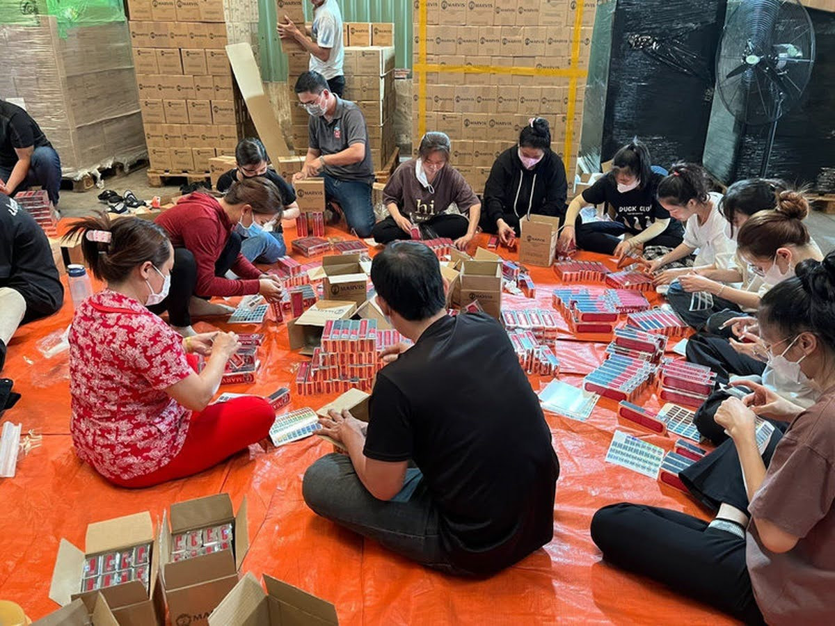 Thuê lao động dịch vụ dán tem đóng gói bao bì